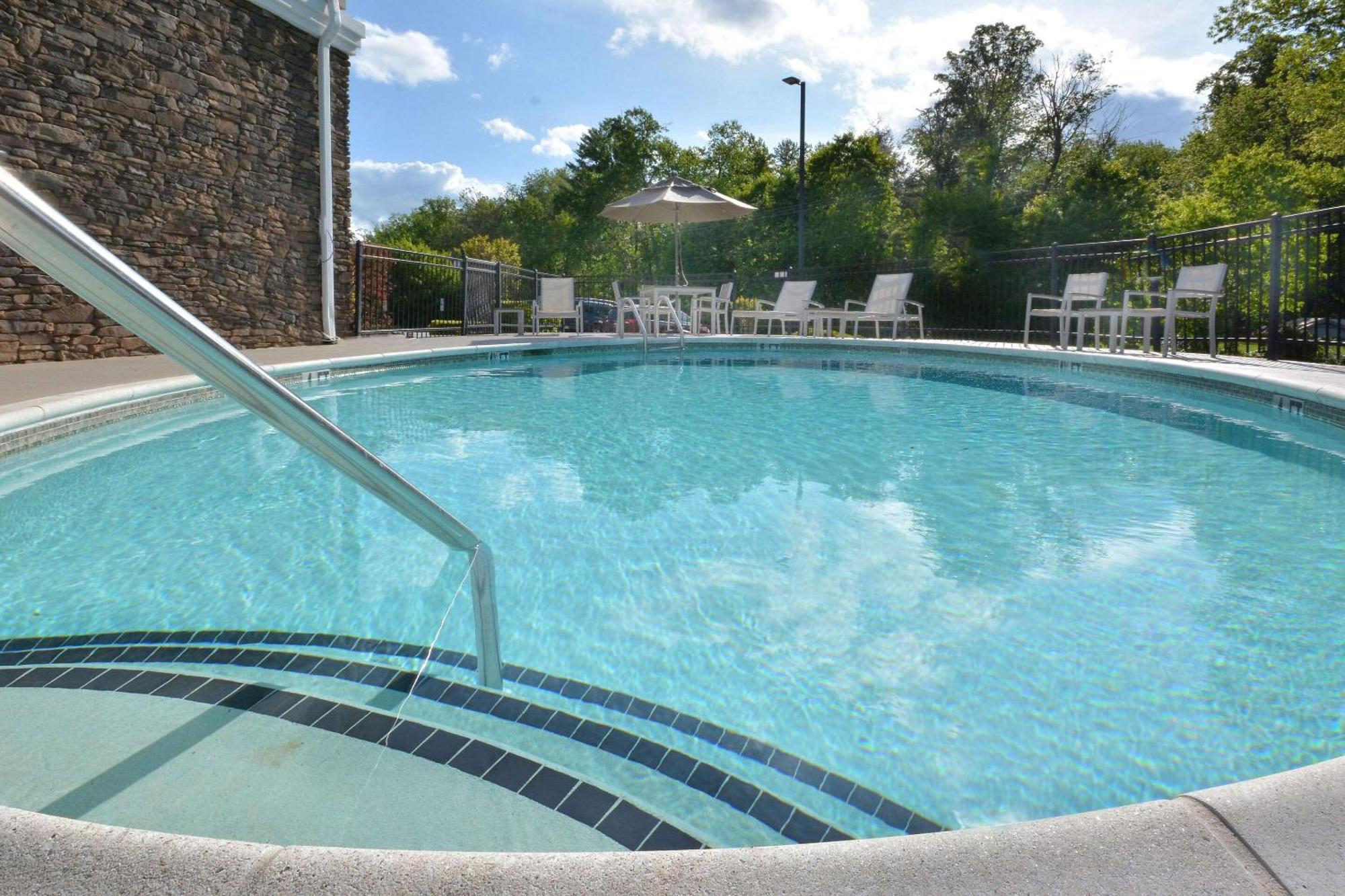 Country Inn & Suites By Radisson, Asheville West Near Biltmore Exterior photo